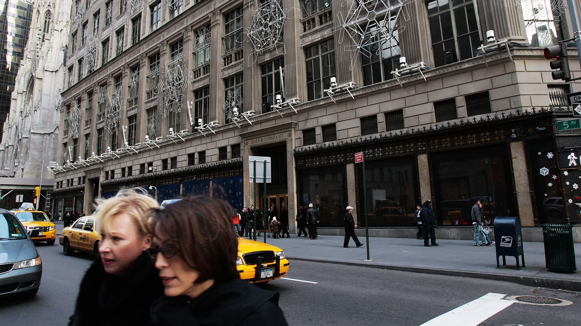 Cửa hàng Saks Fifth Avenue trên đại lộ Fifth Avenue, New York – biểu tượng bán lẻ thời trang cao cấp Mỹ