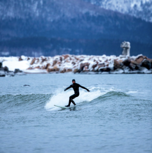 Cape Smokey ở Nova Scotia cho phép người chơi lướt sóng chinh phục những con sóng băng giá của Đại Tây Dương vào mùa đông.