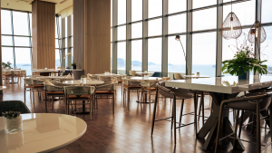 Không gian ẩm thực tại Hyatt Regency Nha Trang với nhà hàng Market Café và Pool Bar