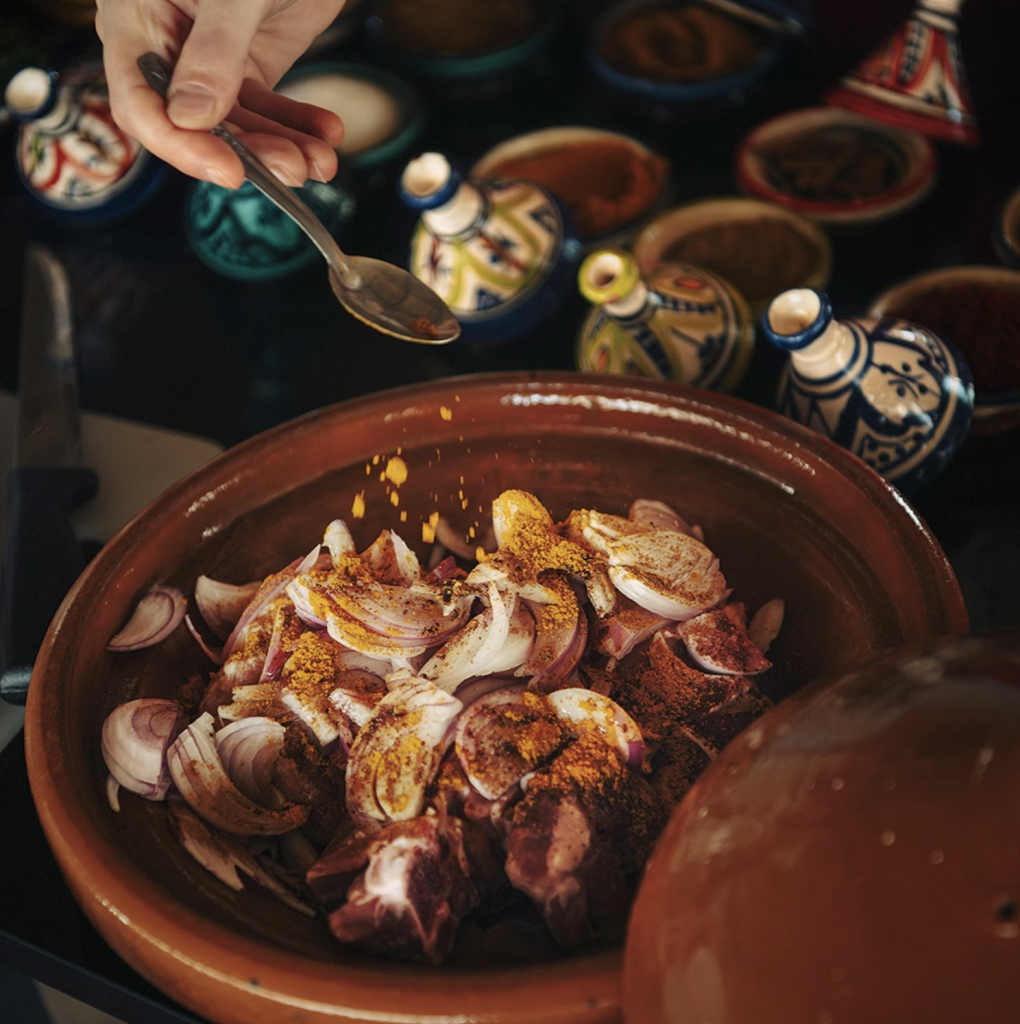 Tagine được nấu chậm trong nhiều giờ bằng nồi đất, là món hầm gia vị đặc trưng và phổ biến tại Morocco.