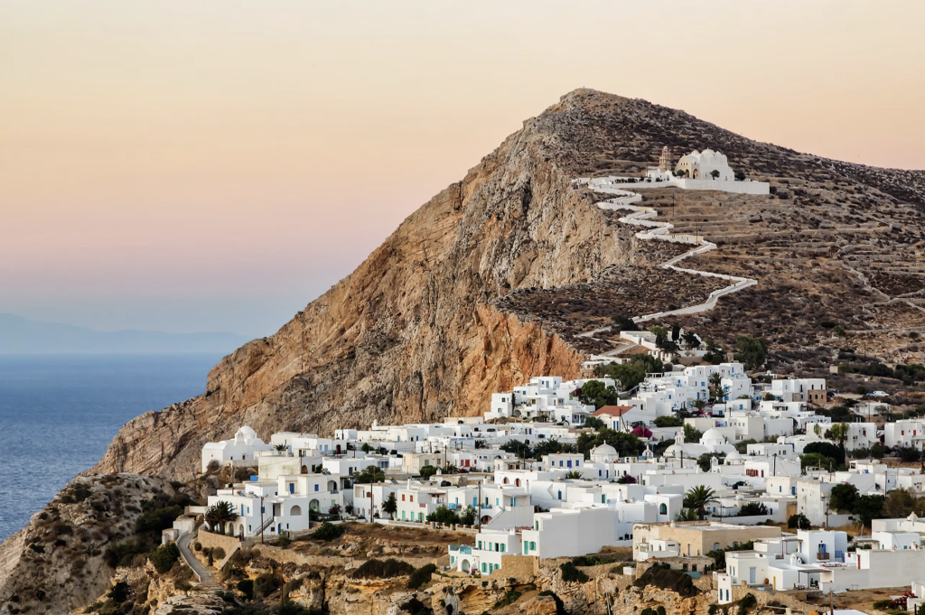 Du lịch Folegandros Hy Lạp – Nhà thờ Panagia nhìn từ Chora, điểm ngắm chim cắt Eleonora nổi tiếng