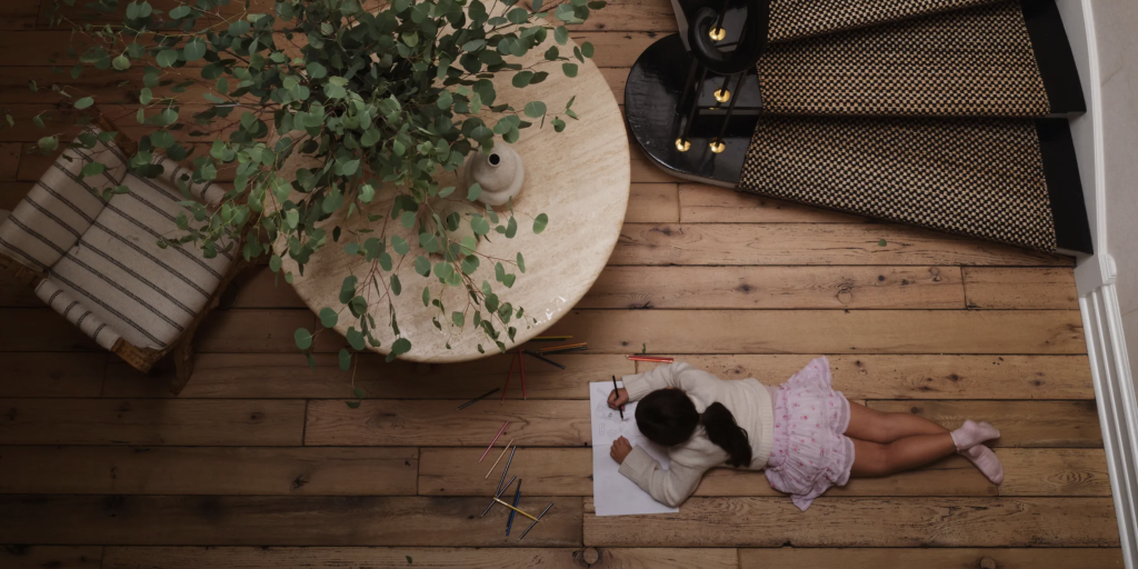 cầu thang trung tâm trong dự án trang trí nhà Lincoln Park của Sasha Adler