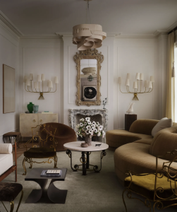 trang trí nhà Lincoln Park của Sasha Adler với phòng khách cổ điển và sofa mohair