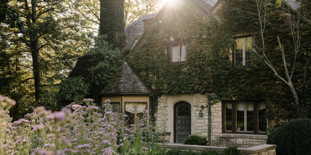 Thiết kế Tudor Revival ở Ohio với mặt tiền gạch đỏ và mái dốc đặc trưng