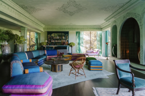 Phòng khách trong thiết kế Tudor Revival ở Ohio với trần gỗ và nội thất cổ điển