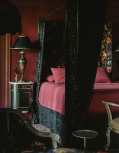 Phòng ngủ trong thiết kế Tudor Revival ở Ohio với tông màu ấm và ánh sáng tự nhiên