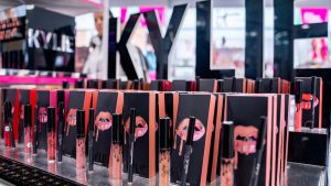 Kylie Jenner chiến lược kinh doanh và xây dựng đế chế mỹ phẩm Kylie Cosmetics