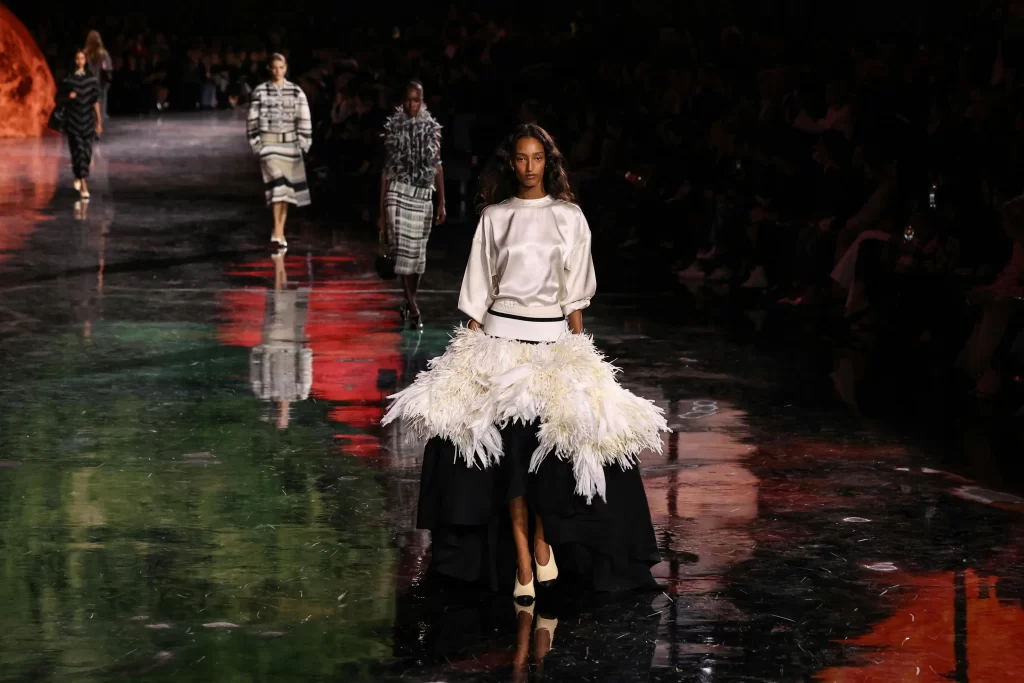 Màu sắc năm 2026 Pantone Cloud Dancer với sắc trắng tinh khiết và cảm hứng tối giản