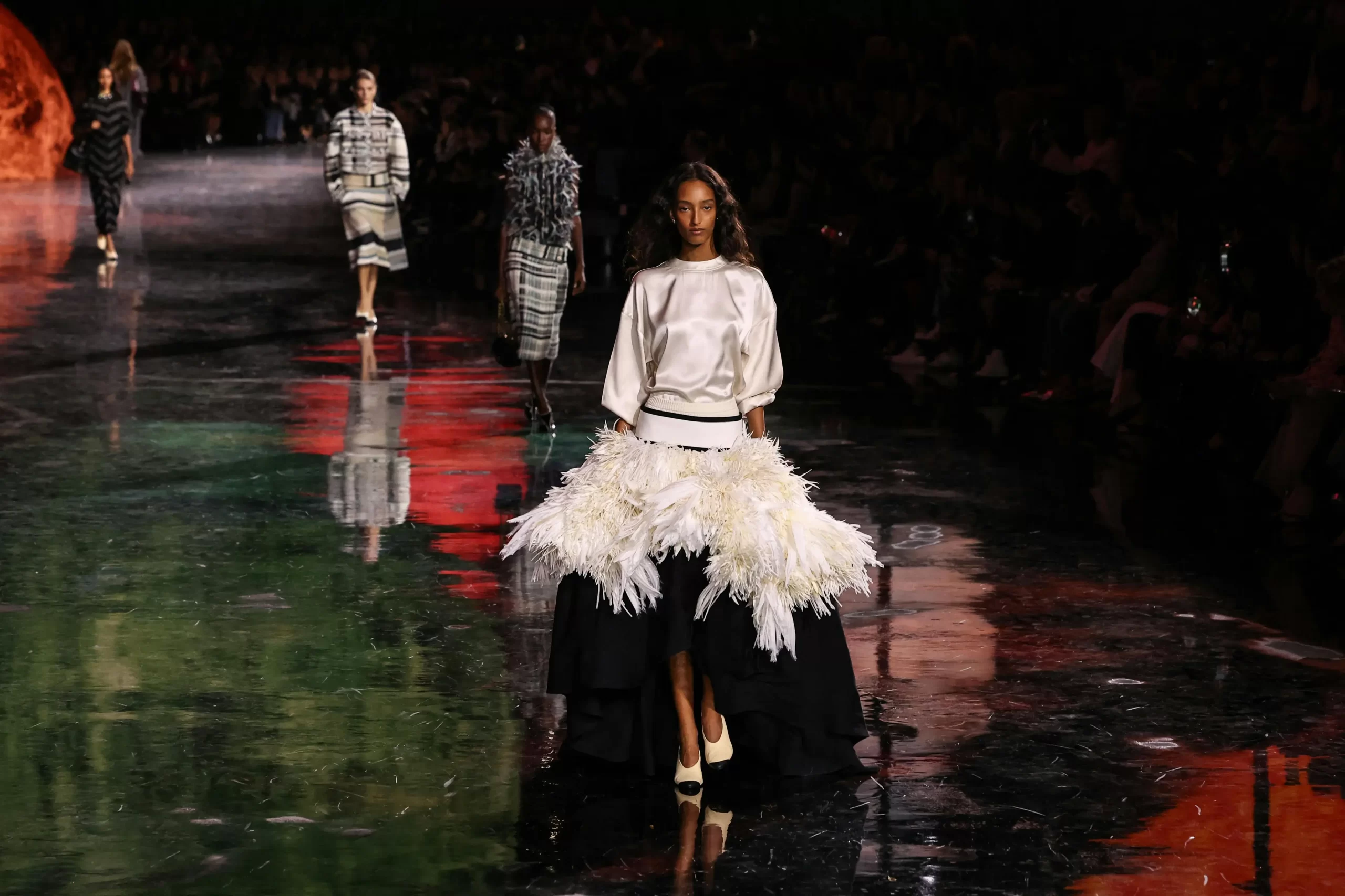 Màu sắc năm 2026 Pantone Cloud Dancer với sắc trắng tinh khiết và cảm hứng tối giản